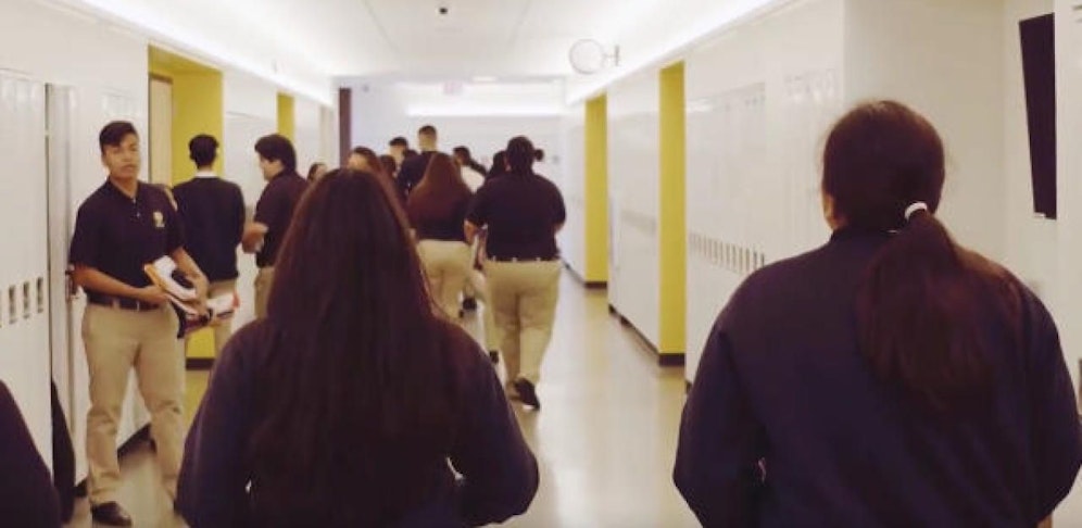 Schüler einer halbprivaten Schule in Chicago, USA, dürfen während der Schulzeit die Toilette nicht zu oft und nur in Begleitung besuchen.