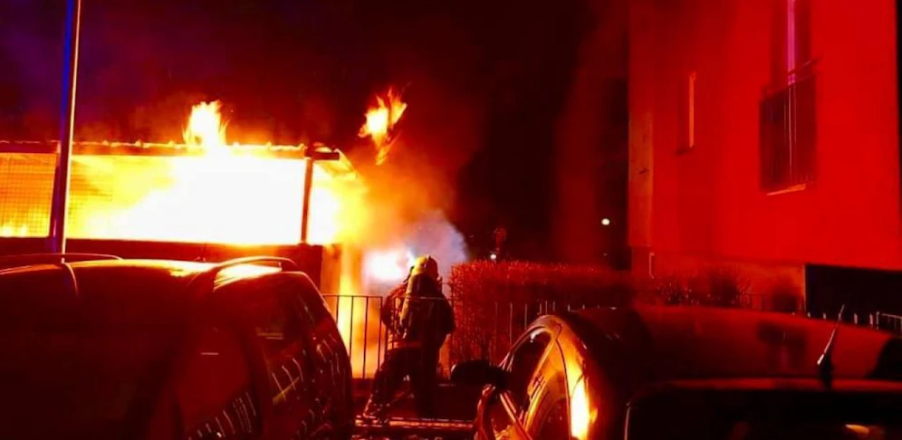 Meterhohe Flammen in Amstetten. 