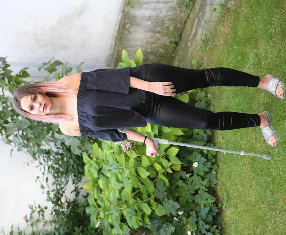 Kitti B. (25) leidet noch unter Schmerzen.