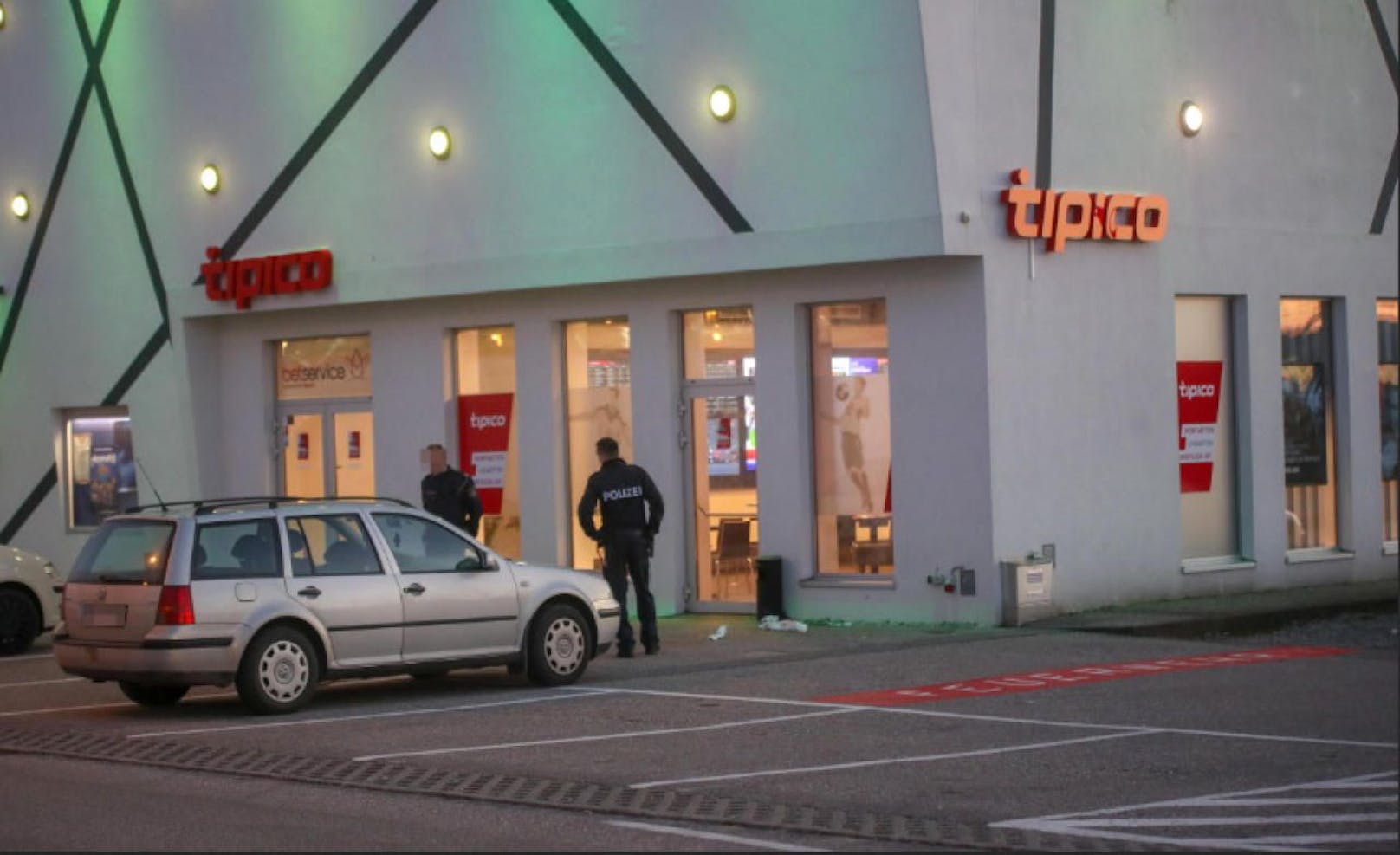 Ein 38-Jähriger wurde in einem Wettlokal in Braunau durch einen Messerstich verletzt.