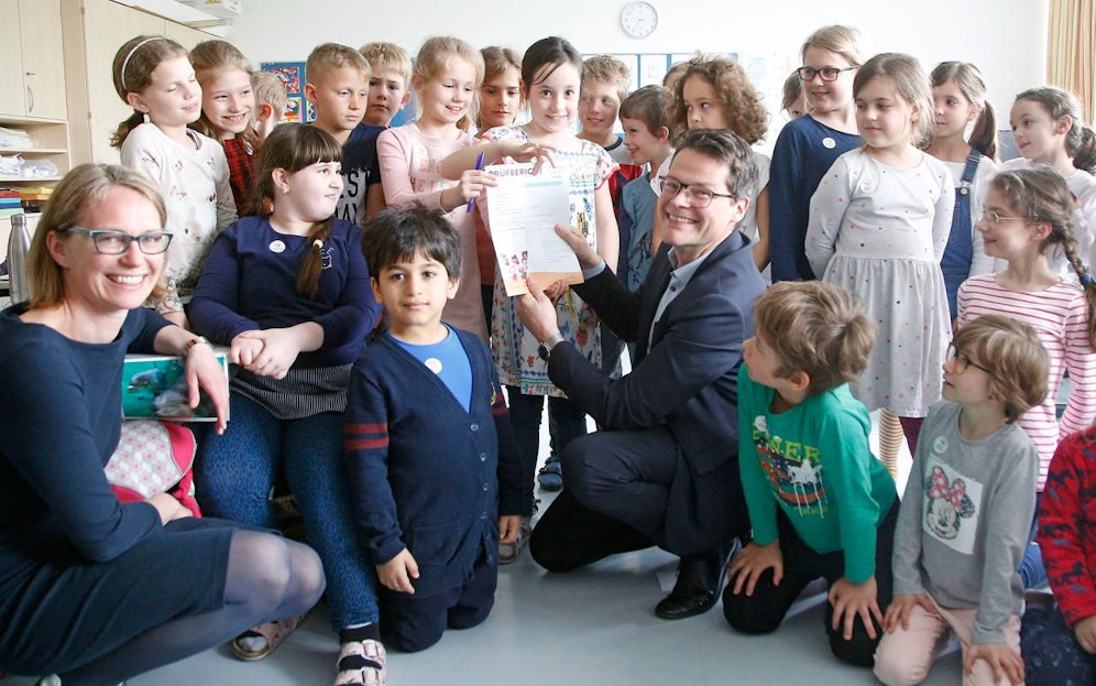 Das Interesse an der "Werkstadt Junges Wien" übertraf alle Erwartungen. Auch die Kinder der zweiten Klasse der OVS Linzer Straße machten mit und übergaben Jugendstadtrat Jürgen Czernohorszky (SPÖ) ihre Workshop-Ergebnisse.