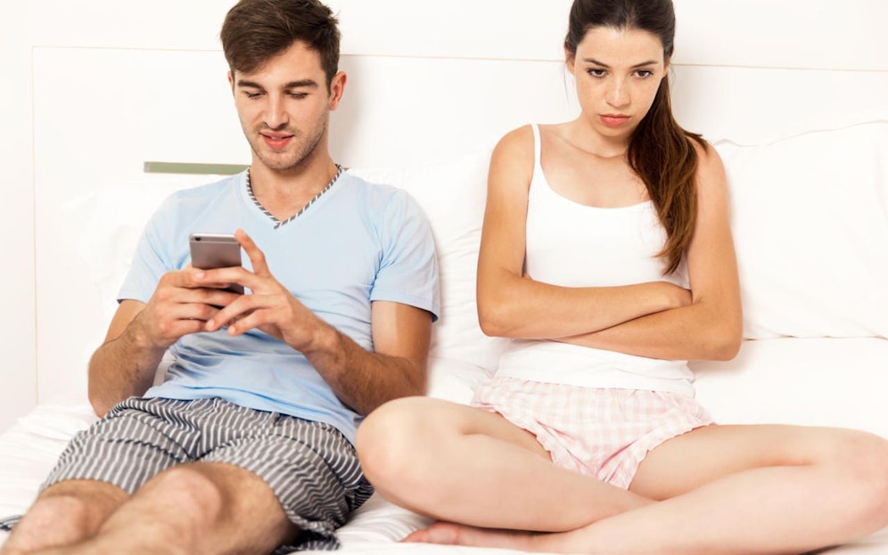 Als Vater von zwei Kindern pflegt Erik zwangsläufig auch den Kontakt mit seiner Ex-Frau. Für die neue Freundin aber ist dies ein No-Go. 