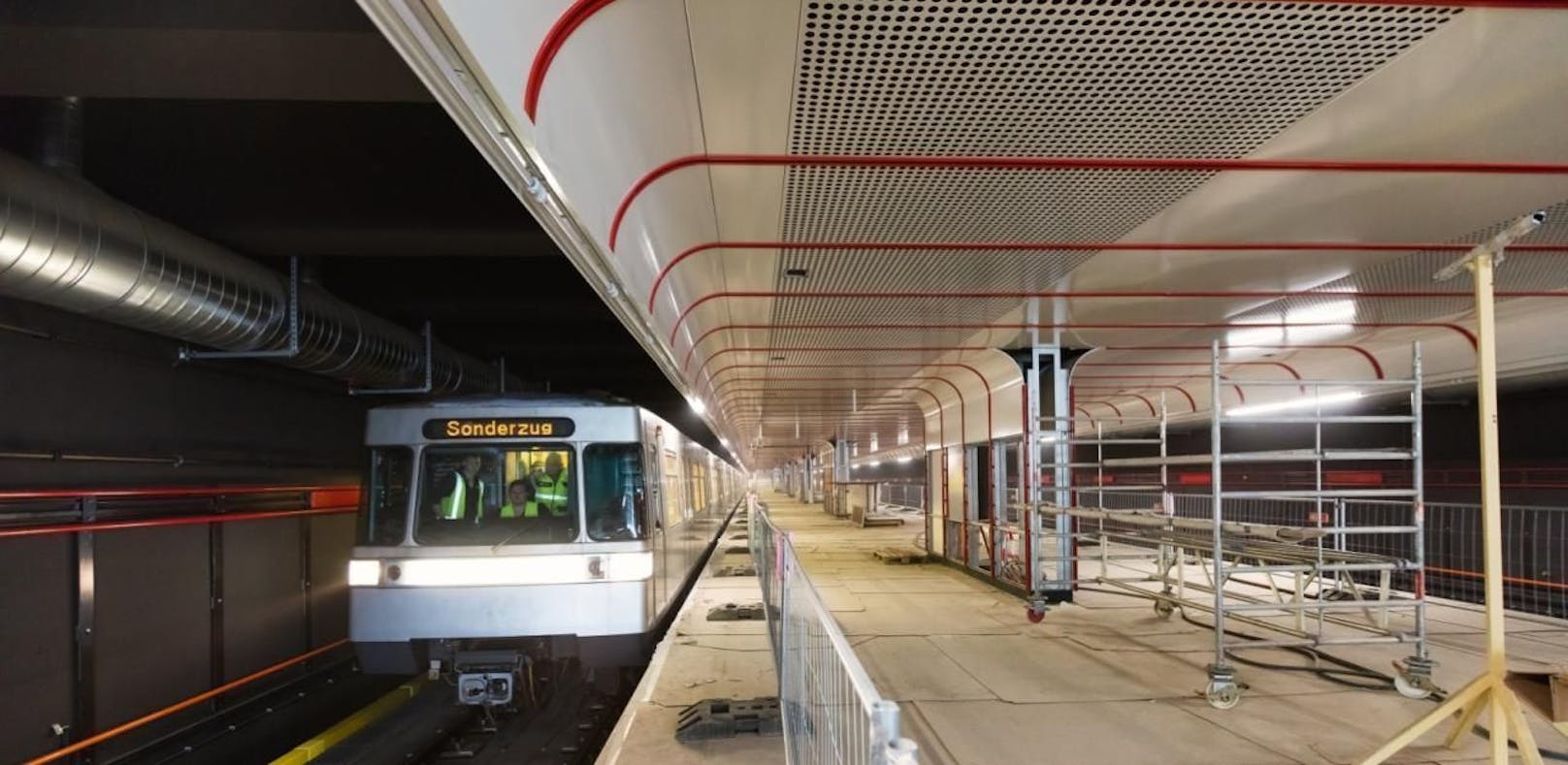 Einstellfahrten auf der neuen U1-Trasse nach Oberlaa im Stationsbereich Alaudagasse.