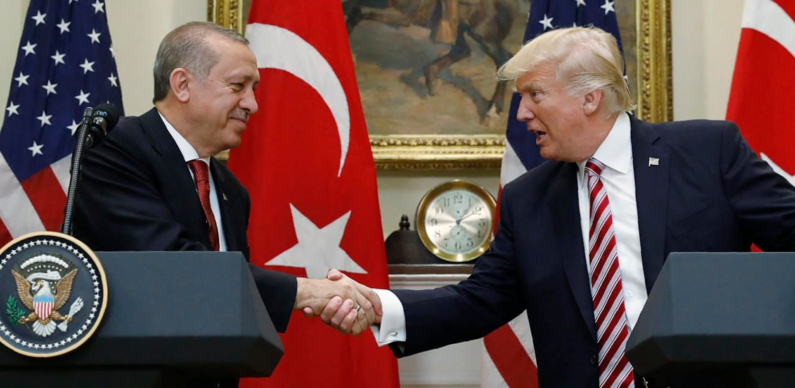 Das gab's für Merkel nicht: Handschlag zwischen Trump und Erdogan.