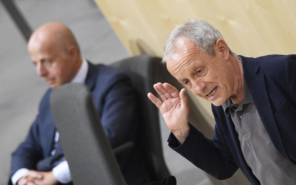 Peter Pilz bei der Sondersitzung des Nationalrats am Donnerstag, 19. September 2019. Im Hintergrund: Justizminister Clemens Jabloner