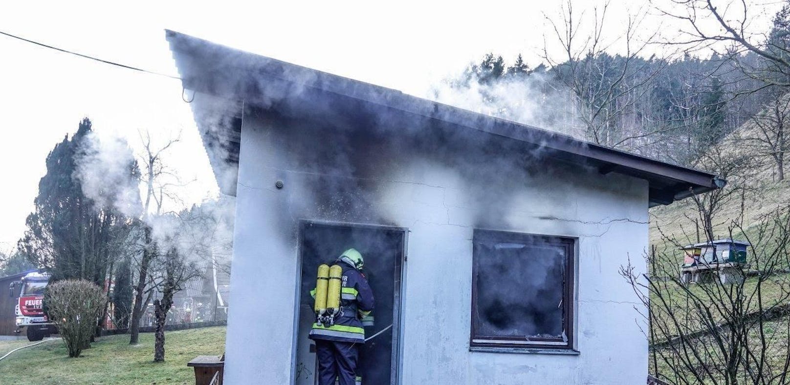Feuer sprengt Fenster bei Großeinsatz aus Heizhaus