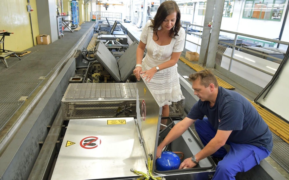 Die Nachrüstung der noch nicht klimatisierten U6-Fahrzeuge läuft auf Hochtouren. Öffi-Stadträtin Ulli SIma (SPÖ) machte sich nun selbst ein Bild. 