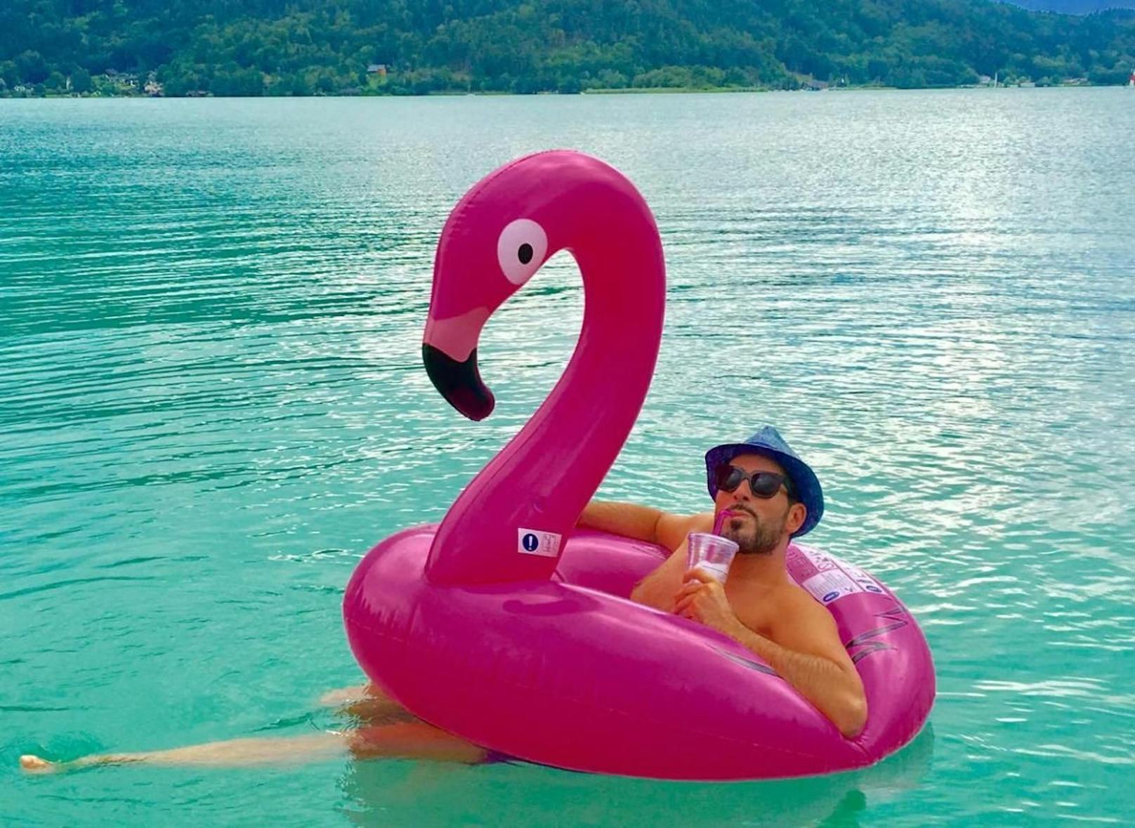 Unterreiner planscht mit Flamingo im Wörthersee