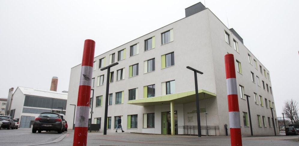 Im Samstag verwehrte das SMZ Süd im Kaiser Franz-Josef-Spital (Favoriten) einem Polizisten und seiner Familie den Besuch bei seiner sterbenden Mutter. Nun erklärt die Stadt: "Die Regelung ein Besucher pro Tag und Patient ist notwendig, um die Spitäler vor Ansteckungen zu schützen".