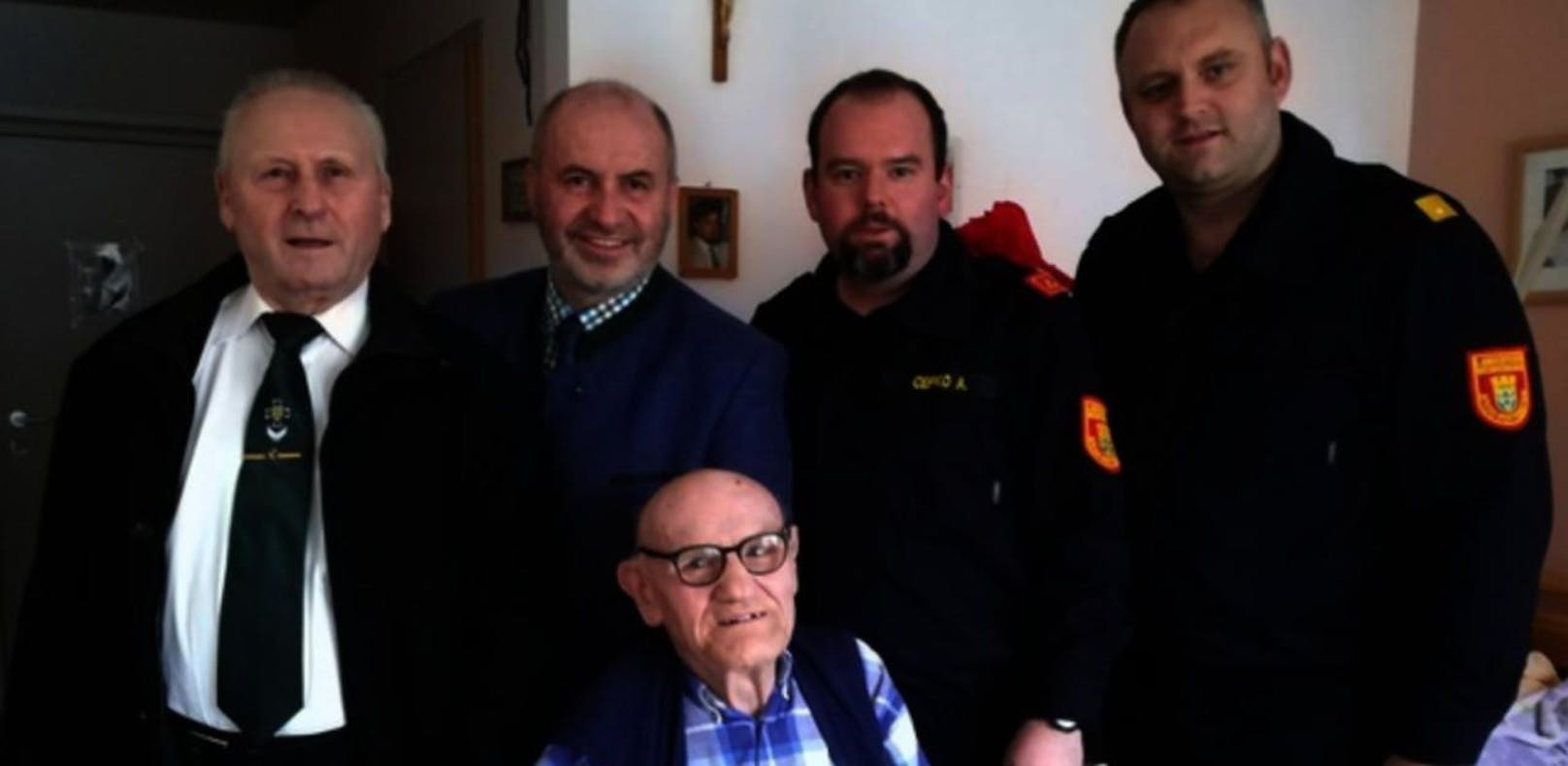 Jede Menge Besuch bekam der 93-jährige Johann Reischer von seinen Feuerwehrkameraden. 