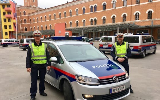 Revierinspektor Florian A. (l.) und Inspektor Markus S. (re.) retteten der Fahrzeuglenkerin das Leben.