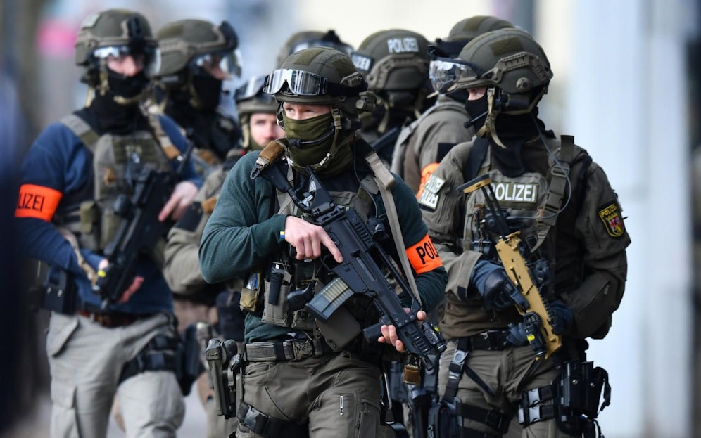 Schwer bewaffnete Beamte eines Spezialeinsatzkommandos. Symbolfoto