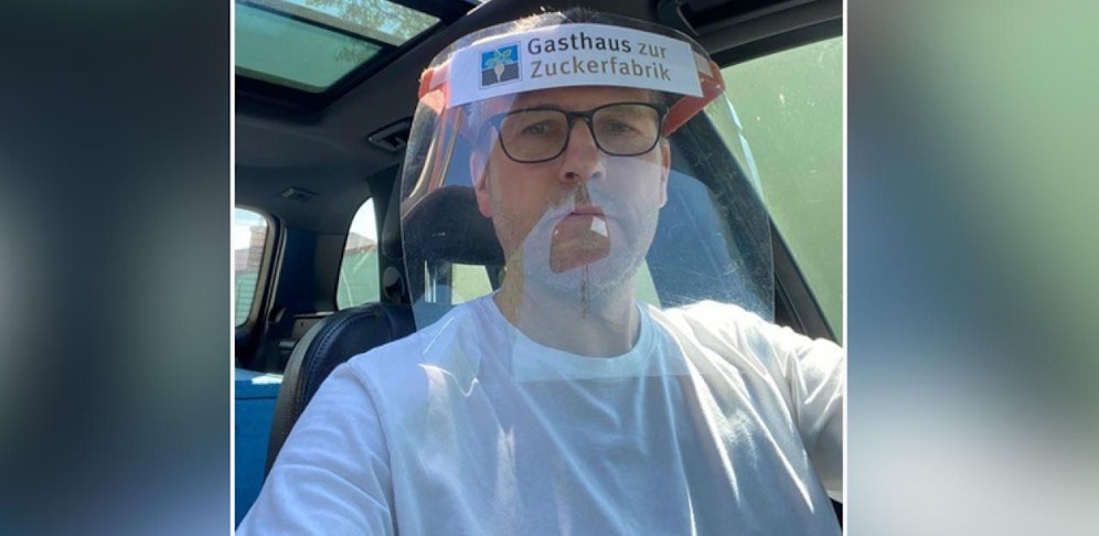 Wirt Sinnhuber hält sich mit Essensauslieferung über Wasser.