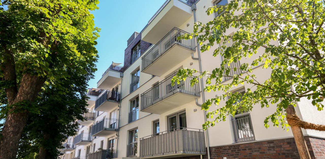 Heute.at - 65-Jährige stürzt von Balkon fünf Meter tief ab