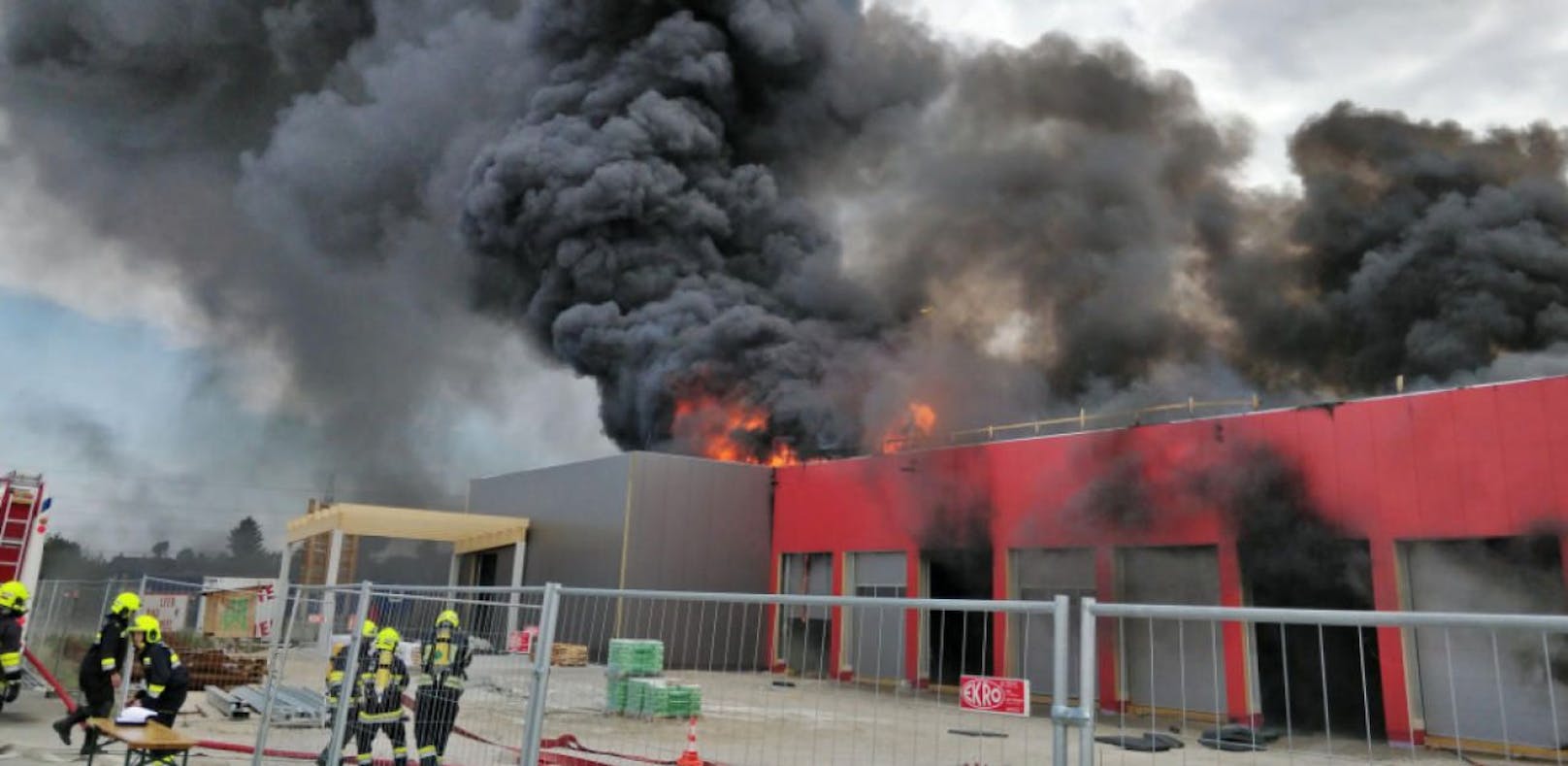 Gasflaschen explodierten: Feuer beim Roten Kreuz