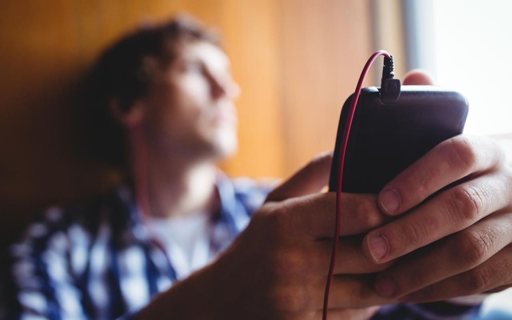 (Symbolbild)  Musik kann Liebeskummer zwar nicht heilen, aber beim Verarbeiten helfen.