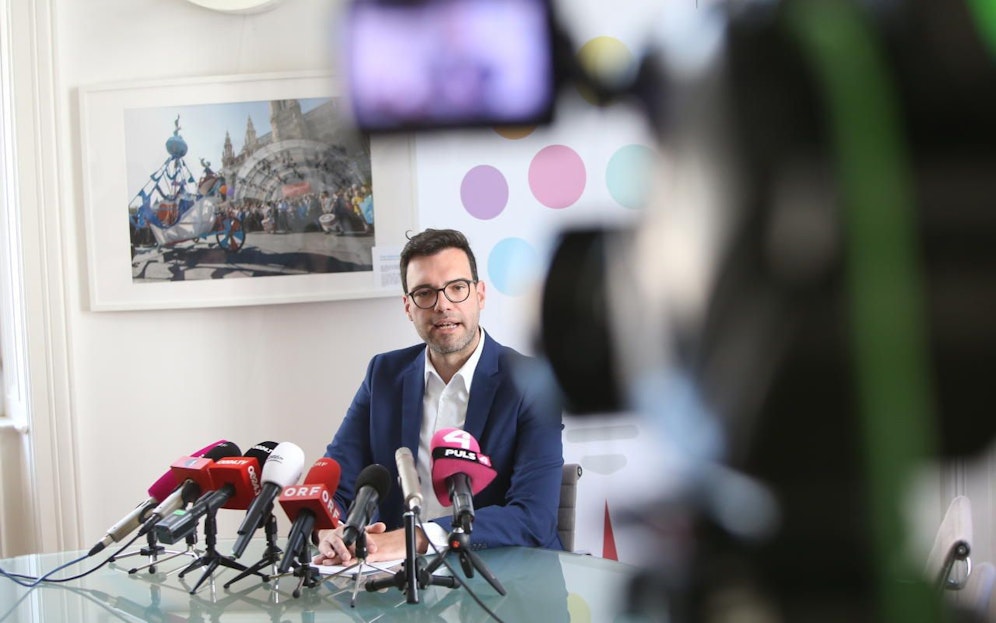 Reges Medieninteresse: Bildungsdirektor Heinrich Himmer (SP) spricht über die Konsequenzen der Spuck-Affäre.