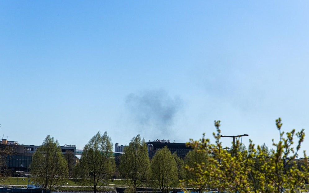 In der VOEST brennt derzeit eine Lagerhalle. Sogar in Urfahr ist eine Rauchsäule zu sehen.