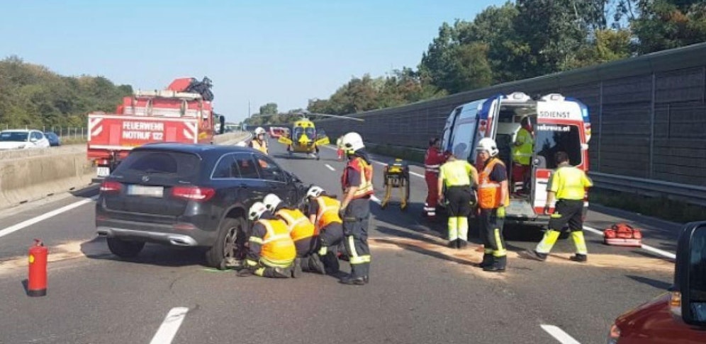 Der Helikopter landete auf der Autobahn.