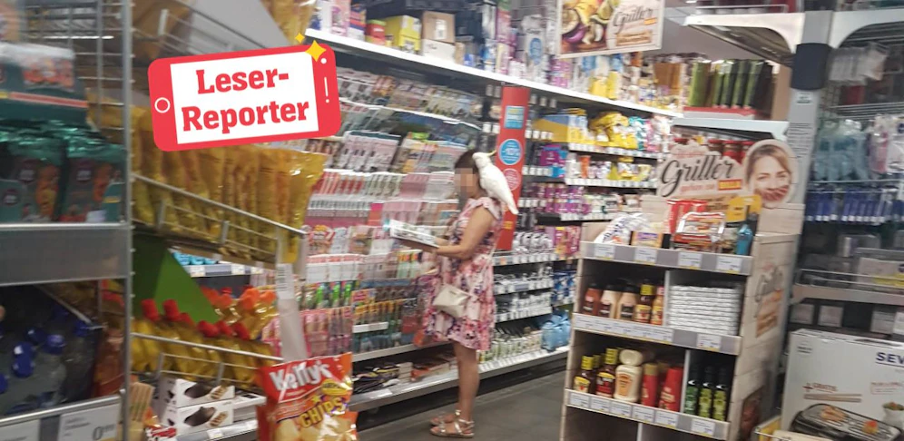 Eine Frau ging mit ihrem Vogel einkaufen.