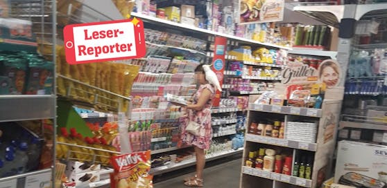 Eine Frau ging mit ihrem Vogel einkaufen.
