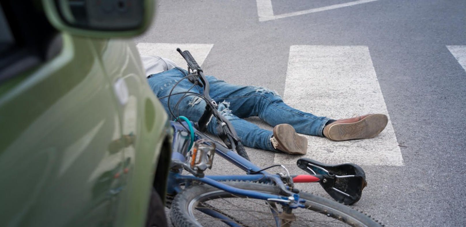 (Symbolfoto) Mittwochvormittag ereigneten sich im Grazer Stadtgebiet drei Verkehrsunfälle, bei denen jeweils eine Radfahrerin mit einem Pkw kollidierte. Drei Frauen im Alter von 23, 25 und 68 Jahren wurden schwer verletzt.