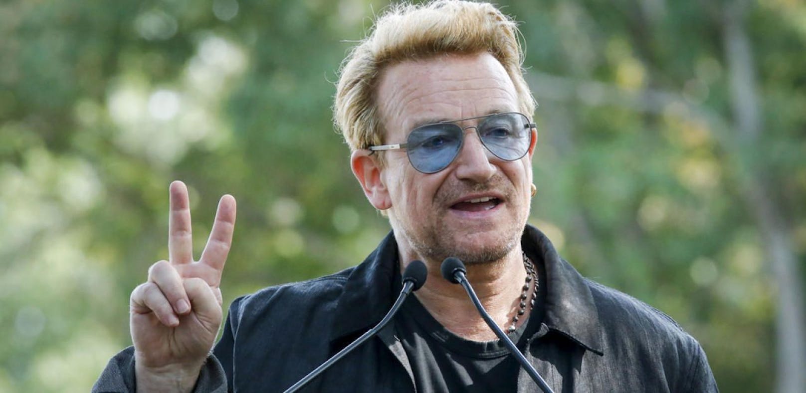 Bono dankt Fans, die in Berlin statt ihm sangen