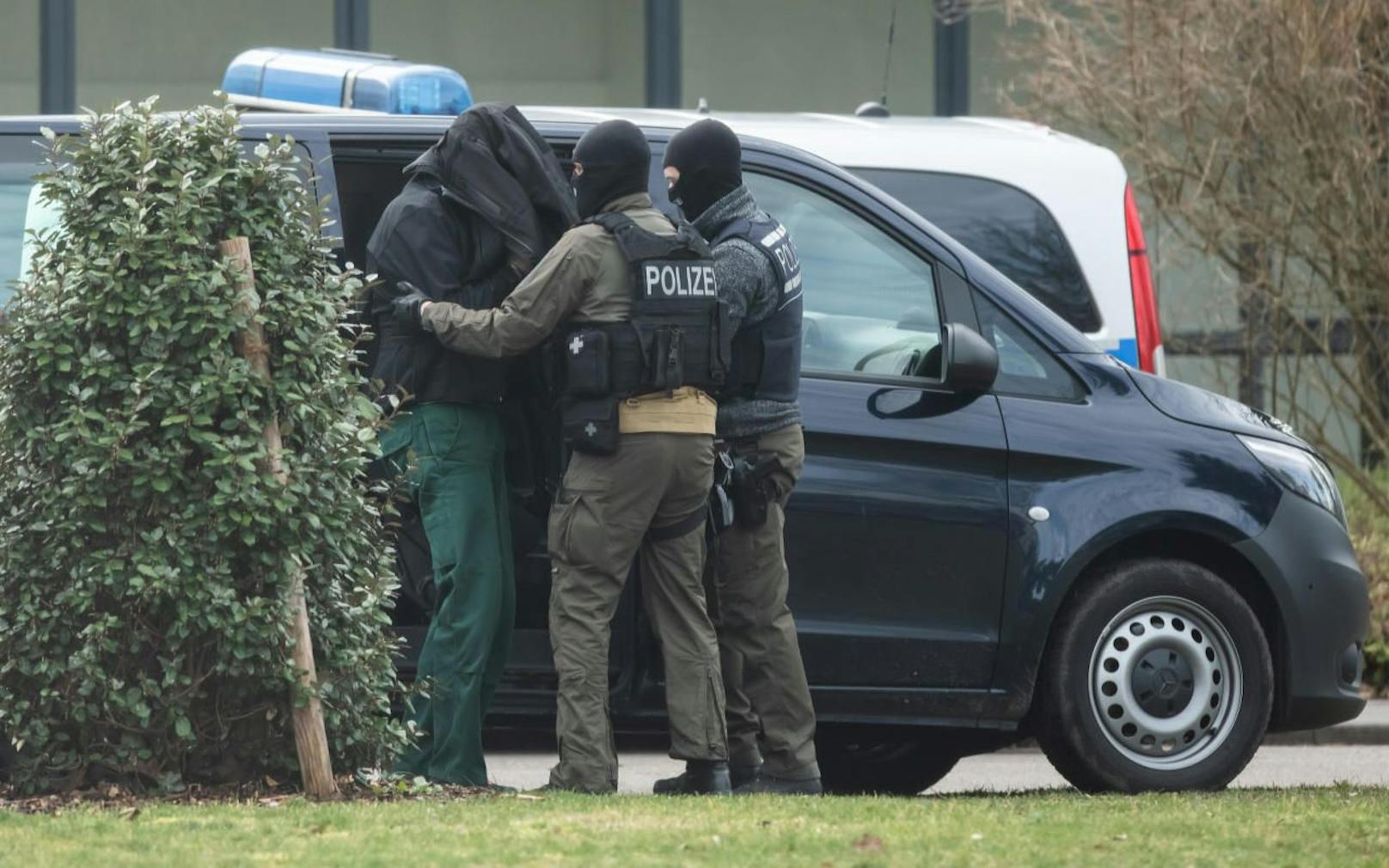 Deutsche Polizisten nehmen einen Terrorverdächtigen fest. Symbolbild