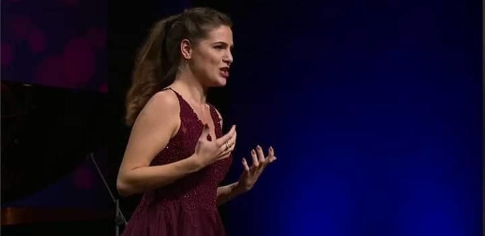 Patricia Nolz auf der Bühne.