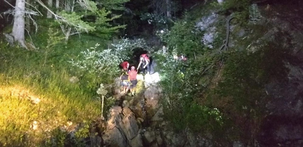 Die Bergrettung fand den Schwerverletzten im Graben, brachte ihn zu Fuß vom Berg.