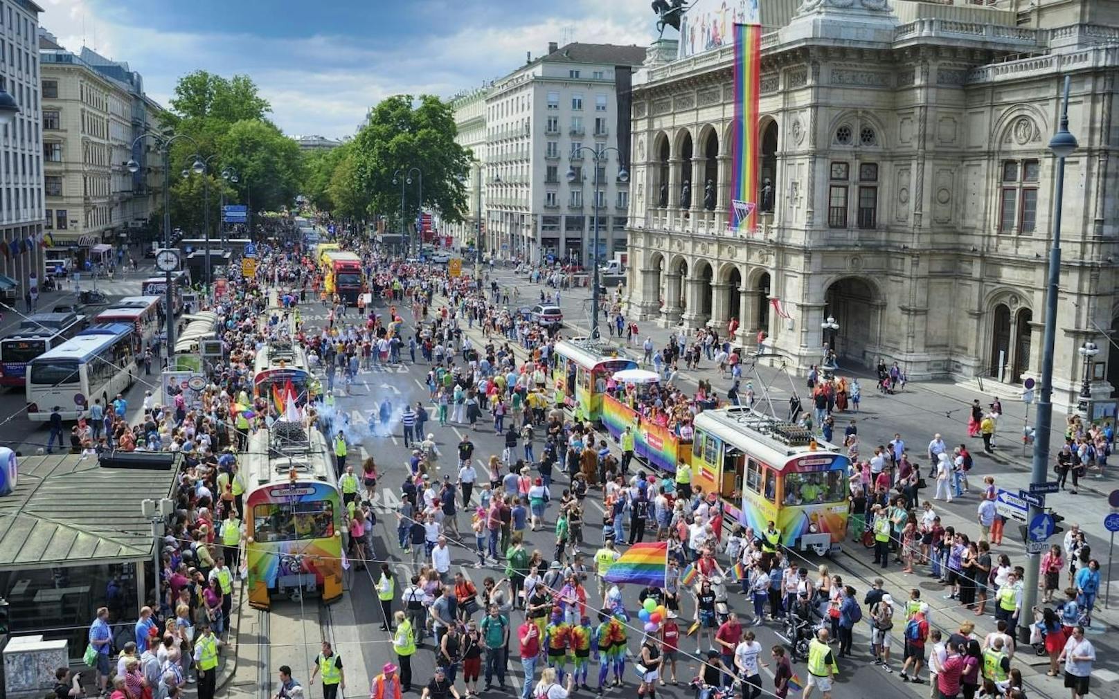 Auch heuer führen die Wiener Linien die große Euro Pride Parade über den Ring an. Dafür wurden zwei Sonderfahrzeuge im Regenbogendesign gebrandet. 