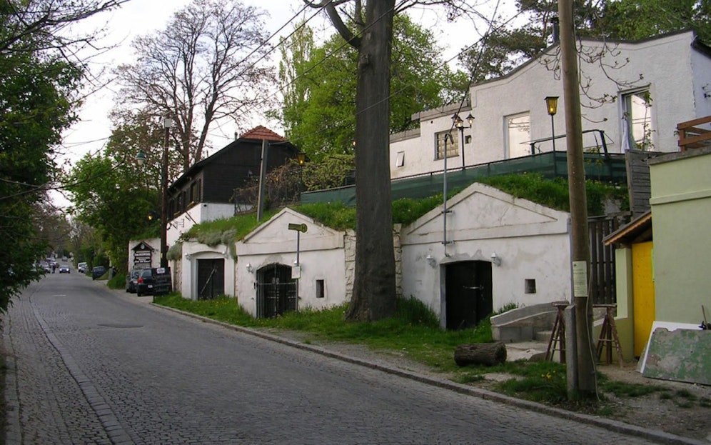 "Heurigen-Meile" Kellergasse in Stammersdorf im 21. Wiener Gemeindebezirk Floridsdorf.