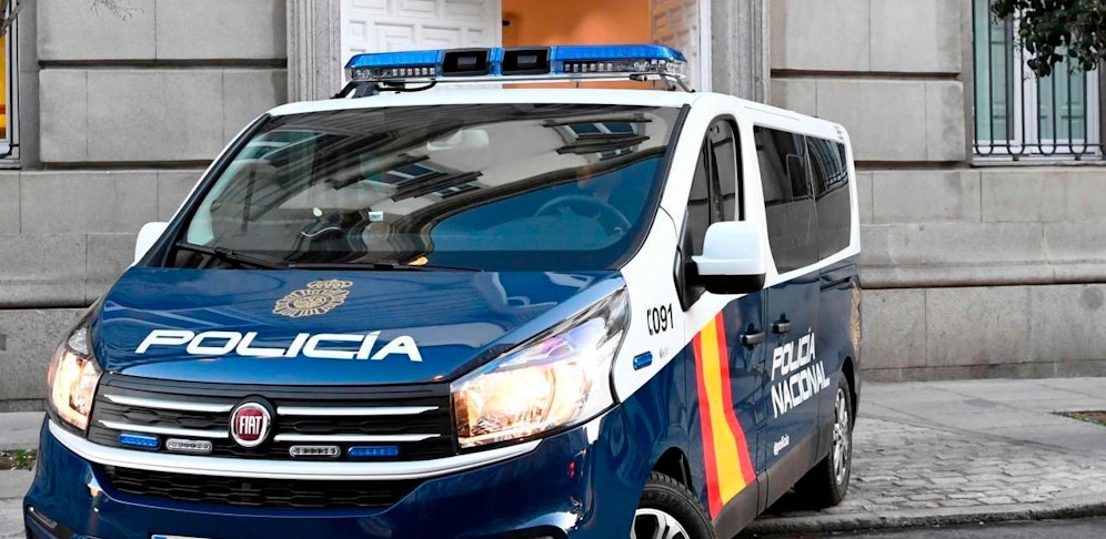 Die Polizei hat gemeinsam mit Feuerwehrmännern die Wohnungstür aufgebrochen und im Badezimmer die tote Frau entdeckt (Symbolbild).