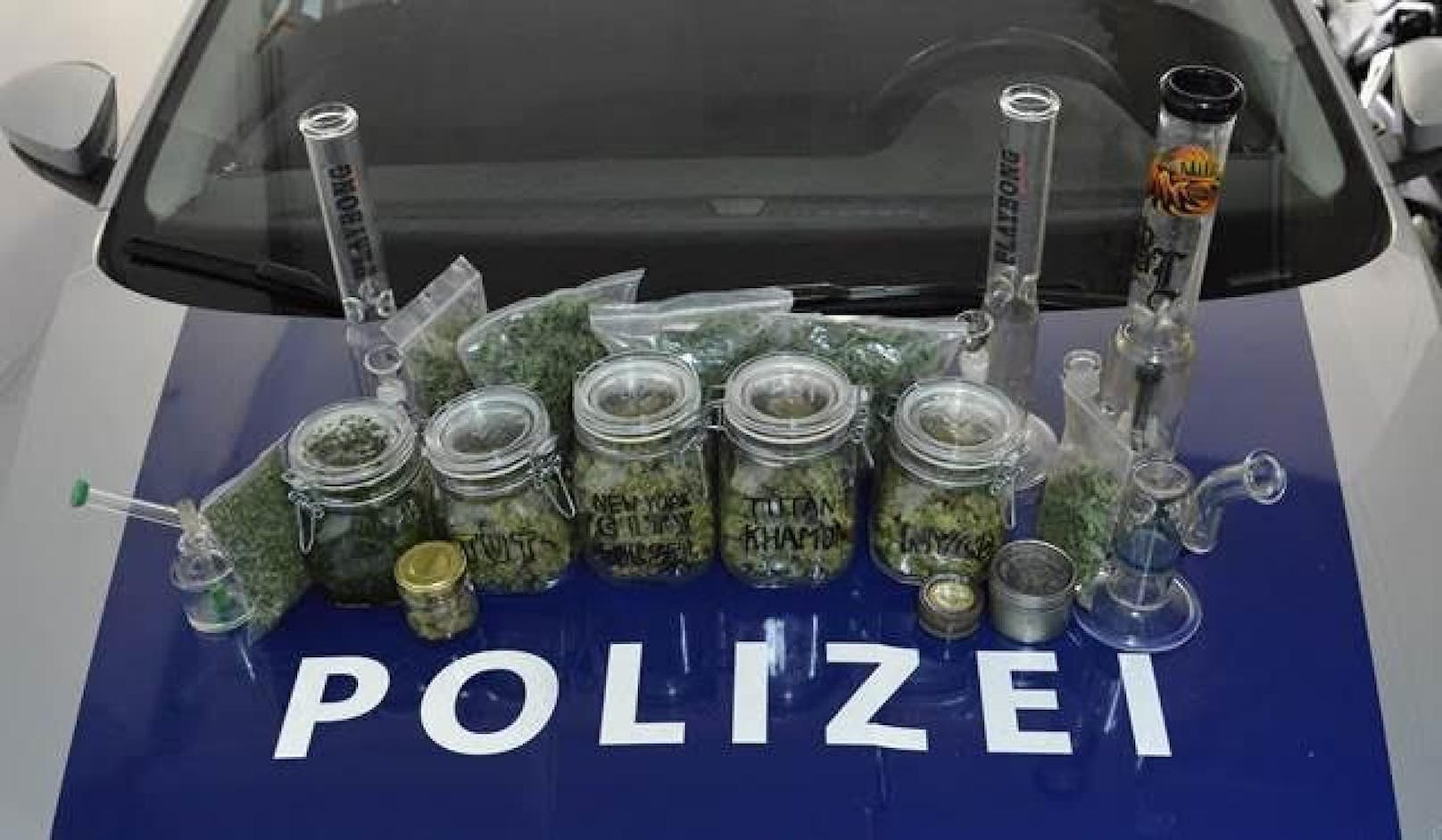 Bei einer Fahrzeugkontrolle stellte die Polizei Kärnten Cannabis samt Drogenzubehör sicher. 