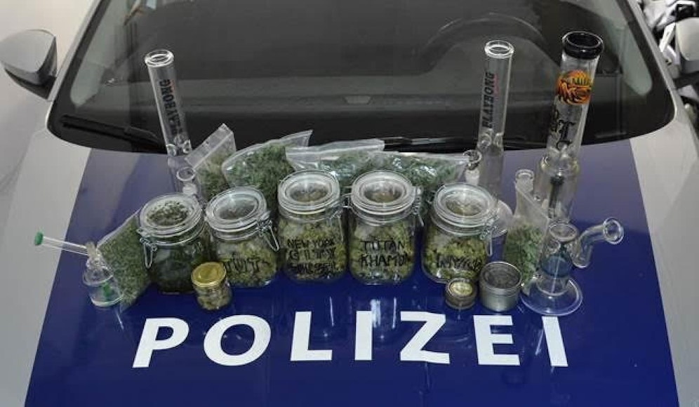 Bei einer Fahrzeugkontrolle stellte die Polizei Kärnten Cannabis samt Drogenzubehör sicher. 
