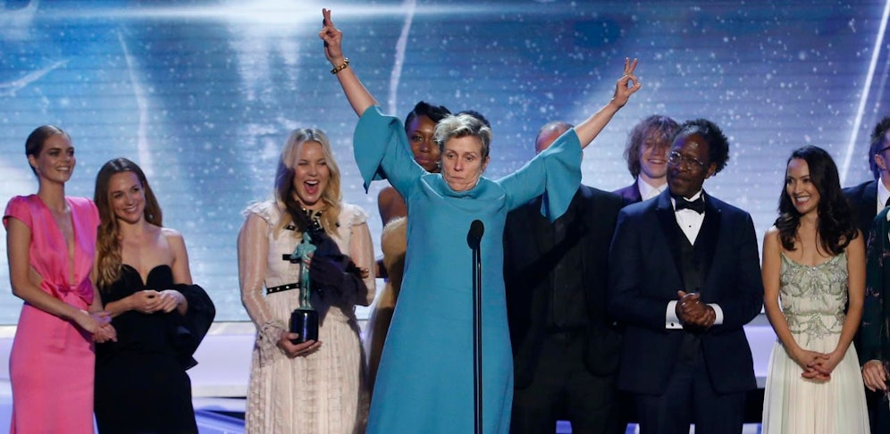 Frances McDormand (am Mikro) feiert mit ihren Kollegen den SAG-Award für den besten Cast ("Three Billboards Outside Ebbing, Missouri"). (Bild: Mario Anzuoni)