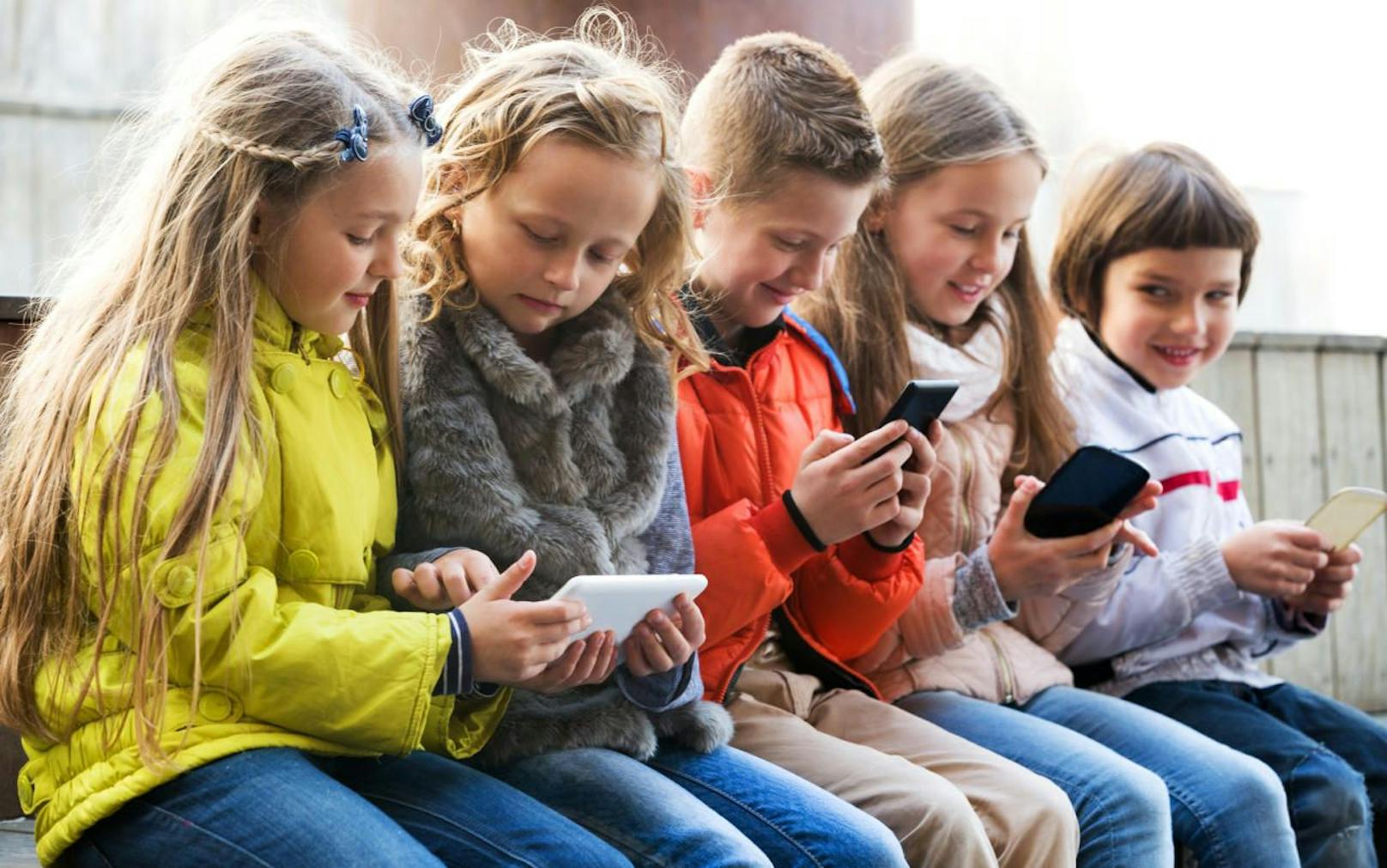 Die Nebenwirkungen der Digitalen Revolution: Jedes fünfte Kind soll in Zukunft handysüchtig sein. Ein Experte warnt. 