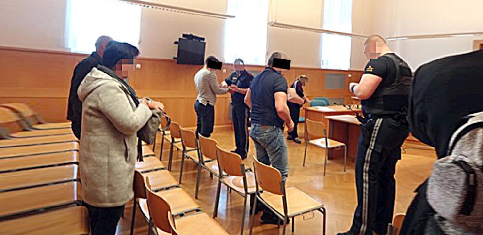 Die beiden Angeklagten vor Gericht.