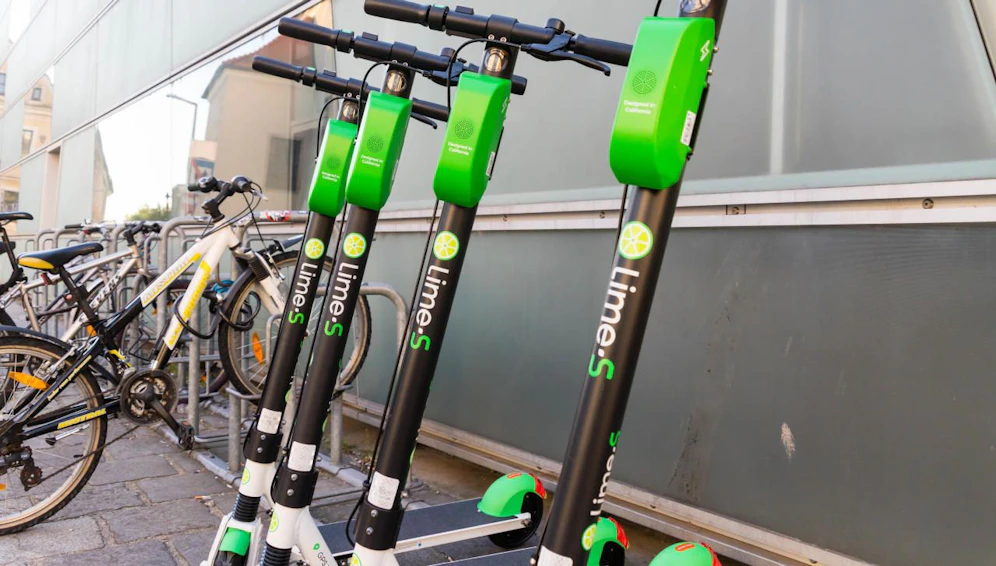 E-Scooter, die Gehsteige und Eingänge blockieren. Für viele das Ärgernis schlechthin.