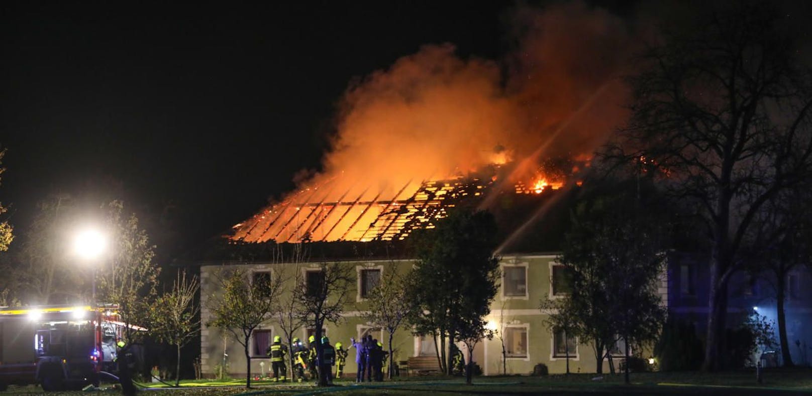 Elf Feuerwehren kämpften gegen Bauernhof-Brand
