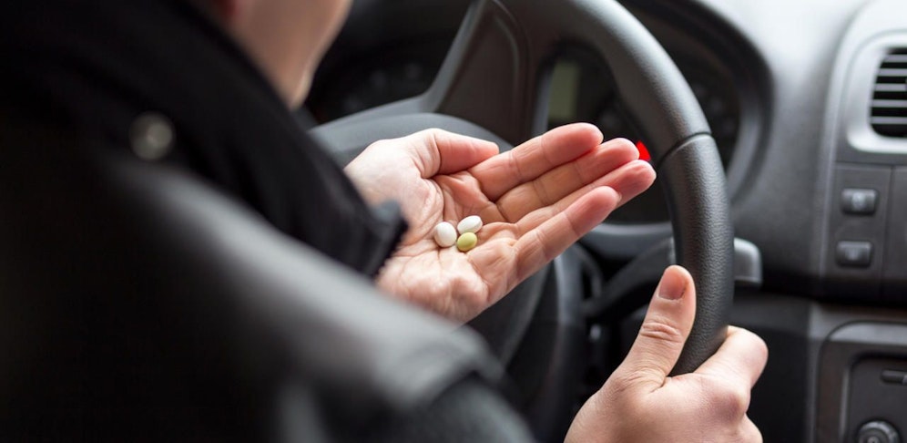 Erst wurde der 45-jährige Lenker wegen Drogenkonsums am Steuer festgenommen, dann seine 39-jährige Freundin.