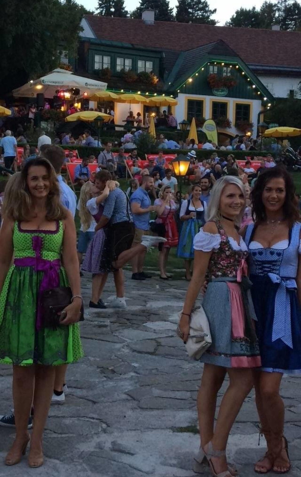 "Der Hintergrund ist interessant" ;) , Christine S.