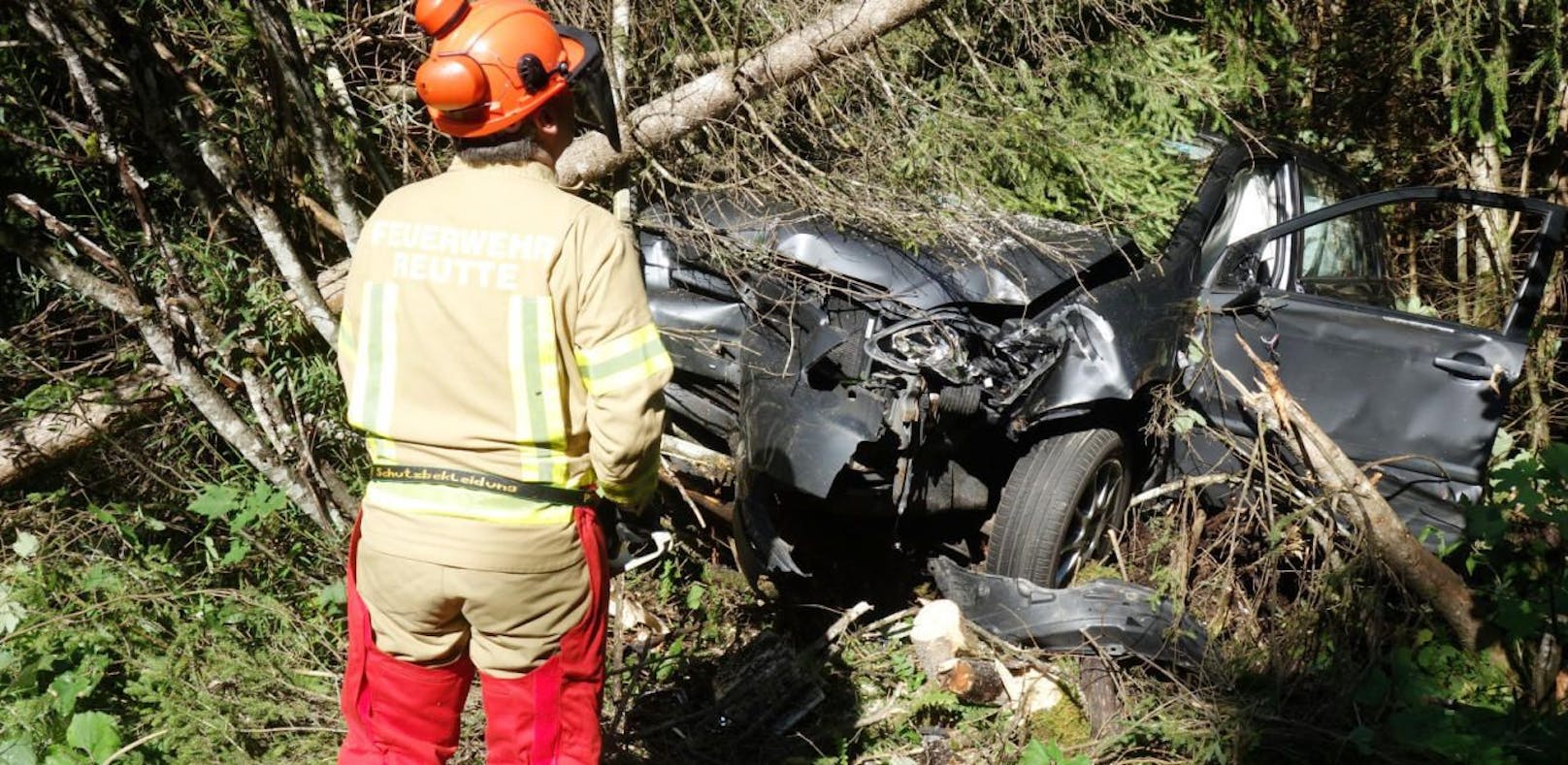 Das Fahrzeug wurde bei dem Crash komplett zerstört.
