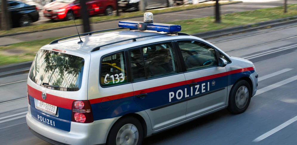 Die Polizei nahm den aggressiven Mann fest (Symbolbild).