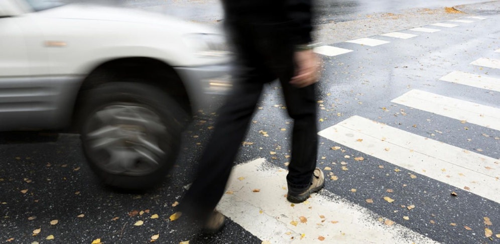 Der Fußgänger wurde von einem Auto erfasst.