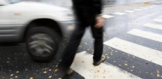 Der Fußgänger wurde von einem Auto erfasst.