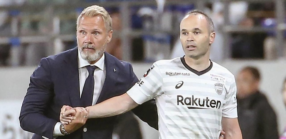 Thorsten Fink trainiert jetzt bei Vissel Kobe niemand geringeren als den Ex-Barca-Superstar Andres Iniesta. 