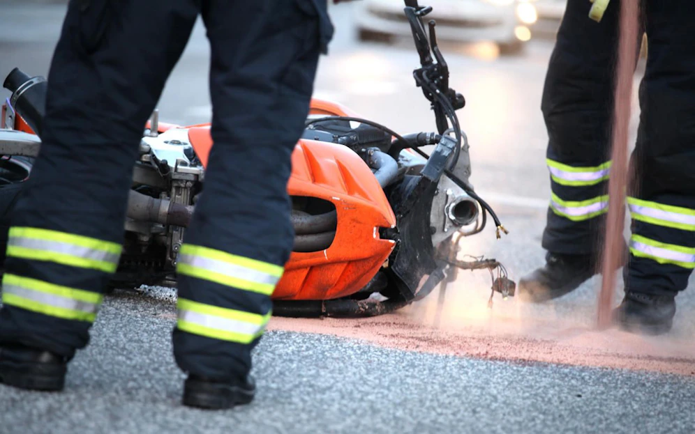 Der Biker starb noch an der Unfallstelle.