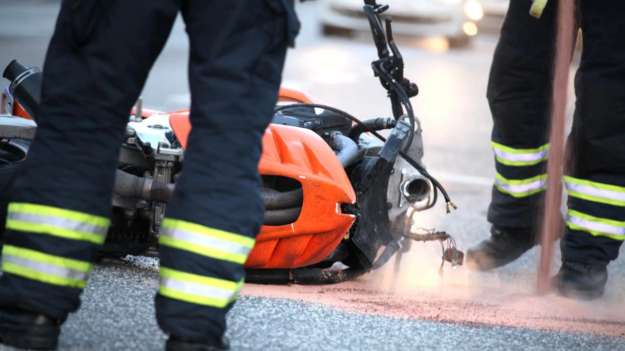 Der Biker starb noch an der Unfallstelle.