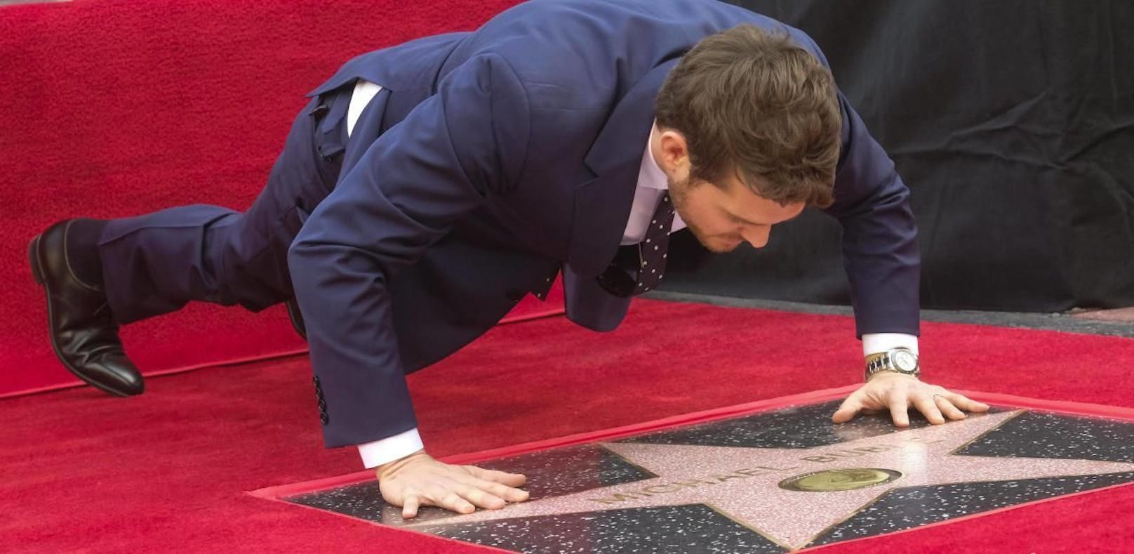 Michael Bublé feiert seinen Stern mit Liegestützen